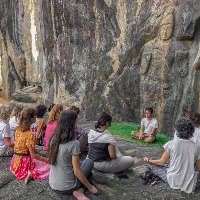 Sessão de meditação com grupo na viagem ao Sri Lanka com Igor Chiu Soares da Macro Viagens