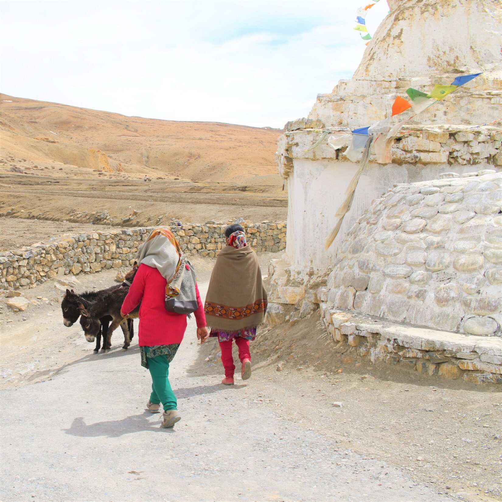 Duas mulheres indianas de cultura tibetana numa aldeia dos Himalaias Indianos