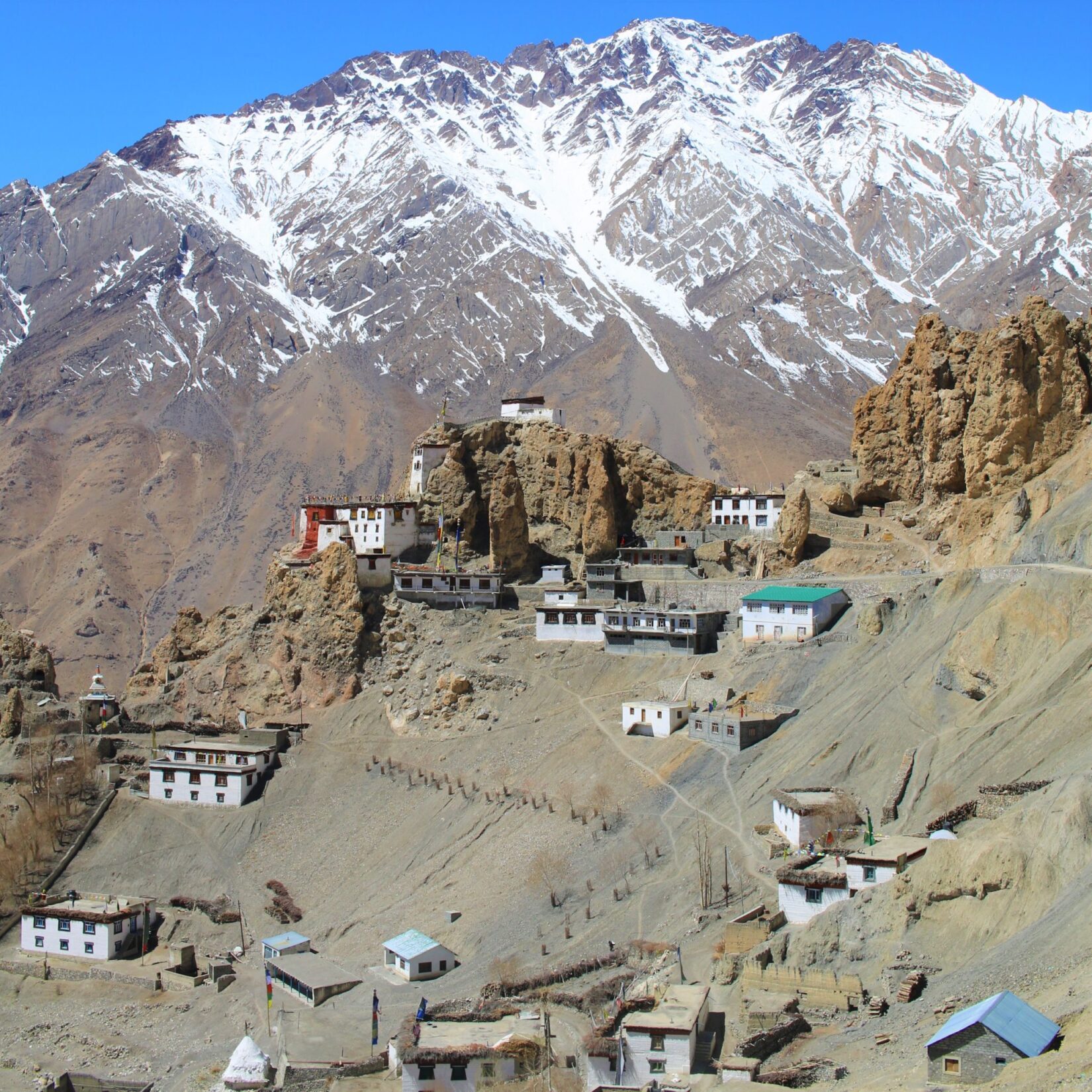 Aldeia de Dhankar no Vale Spiti nos Himalaias Indianos