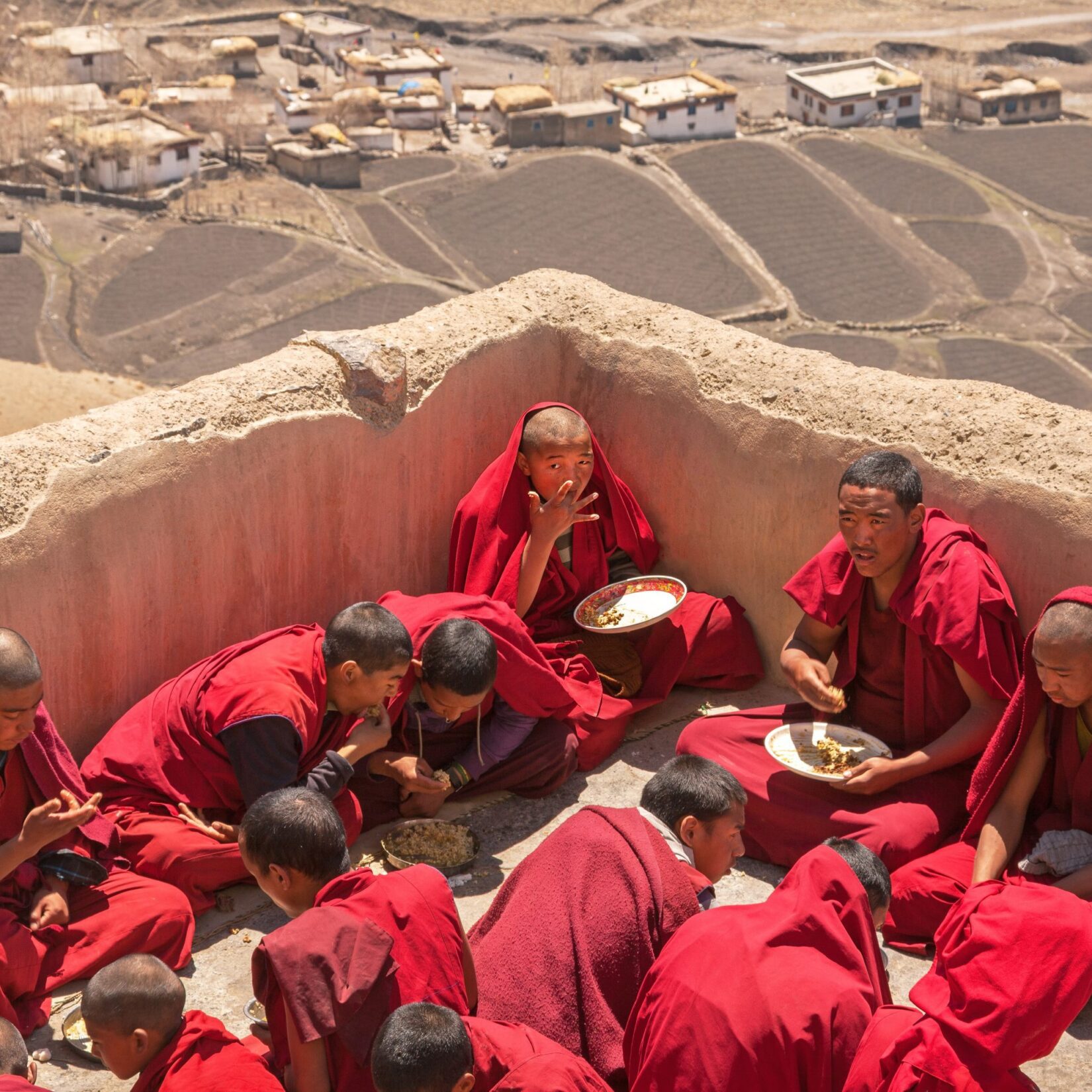 Monges Budistas a almoçarem no Vale Spitti nos Himalaias Indianos