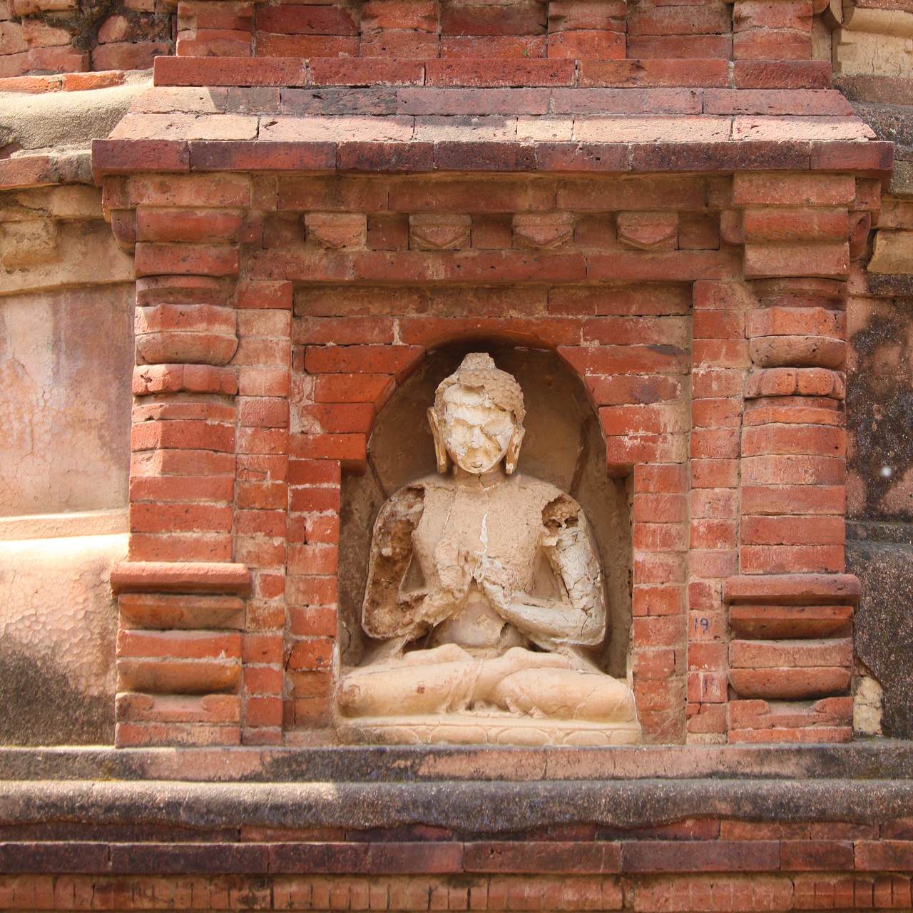 Estátua de Buda em Nalanda na Peregrinação Budista