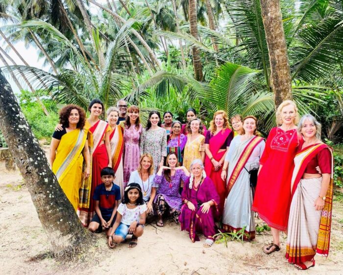 Grupo de portugueses vestidos de roupa tradicional indiana, na praia em Kerala, durante uma viagem ao Sul da Índia.