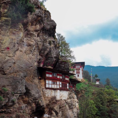 Vista para um Dzong cravado nas montanhas no Butão