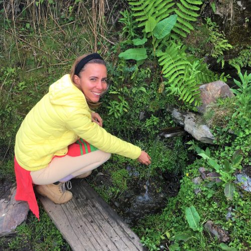 Líder de Viagens da Macro Viagens, Diana Chiu Baptista numa fonte sagrada no Butão na viagem Nepal e Butão