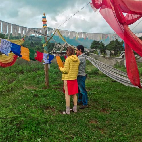 Líderes da Macro Viagens no Butão a pendurar bandeiras de orações na viagem Nepal e Butão