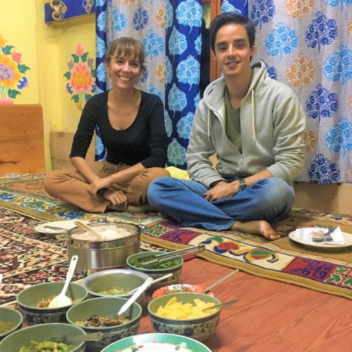 Líderes de viagem da Macro Viagens num Jantar numa Homestay no Butão na viagem Nepal e Butão