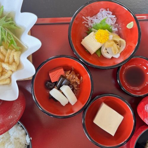 Taças de comida vermelhas com comida japonesa vegetariana