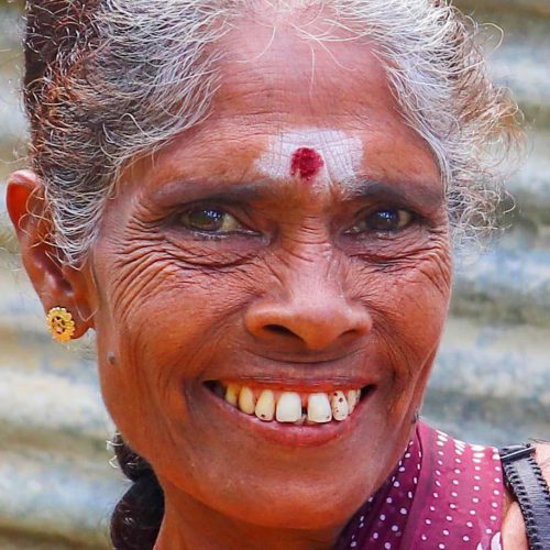 Mulher sorridente no Sri Lanka