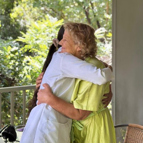 Médica Ayurveda abraça paciente