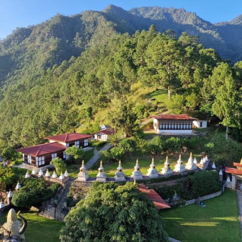 Vista para stupas rodeadas de montanhas e céu azul no butão