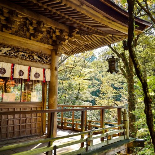 Casa de madeira tradicional japonesa na floresta
