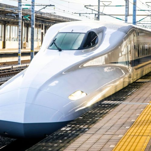 Frente branca de um comboio bala no japão, parado numa estação.