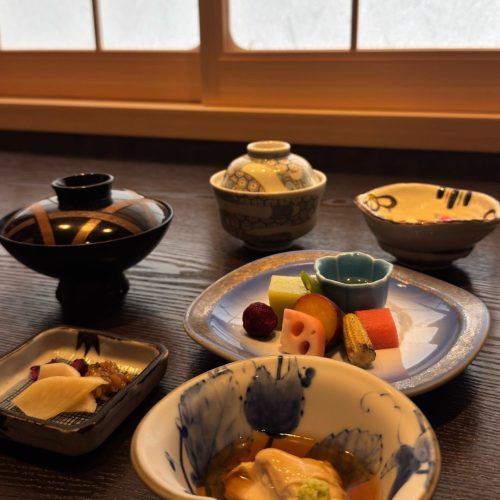 Vários pratos vegetarianos japoneses, com comida de templo