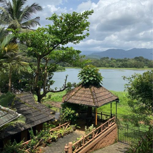 Vista para os cottages do Lake & Mountains, em Kerala