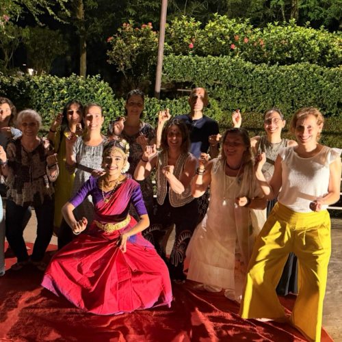 Foto de grupo com bailarina de danças clássicas indianas, no Lake & Mountains