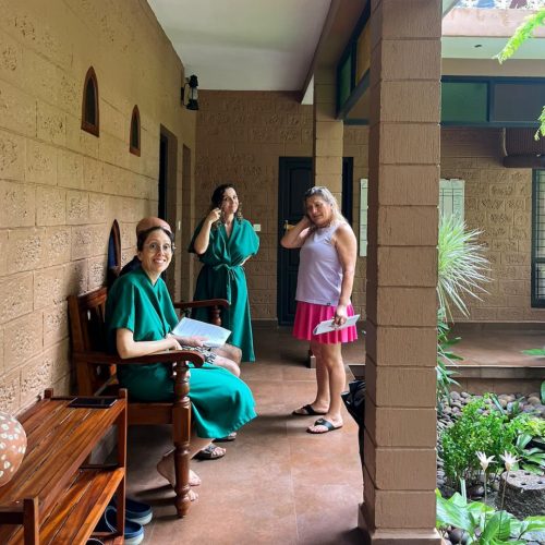Três mulehres esperam pelos tratamentos Ayurveda na clínica Madukkakuzhy no Sul da Índia