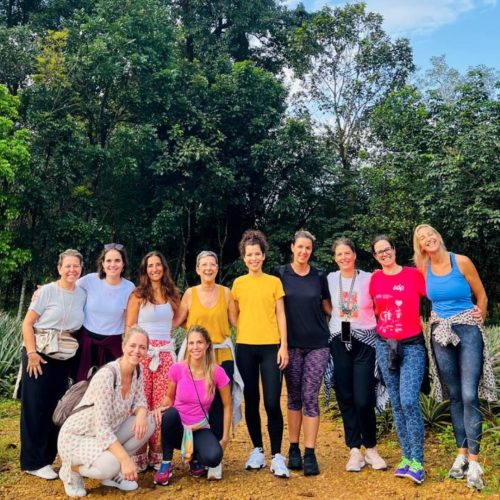 Grupo de mulheres em foto de grupo depois de uma caminhada