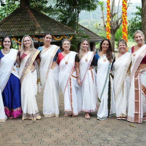 Grupo de mulheres vestidas com saree tradicional de Kerala no Onam