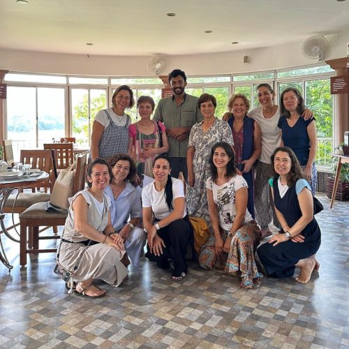 Foto de grupo de portugueses na sala de refeições do Lake & Mountains