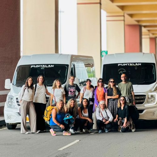 Foto de grupo no Aeroporto de Cochin, à chegada, com vans por trás, que os vão levar aos Centros Madukkakuzhy