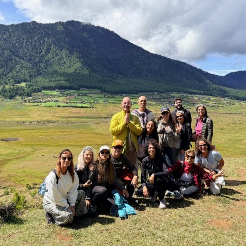 Grupo de João Magalhães no Butão, com um cenário muito verde para um vale.