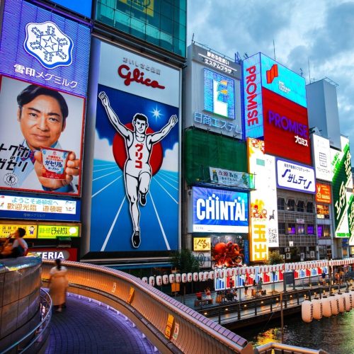 Vários letreiros em Tokyo