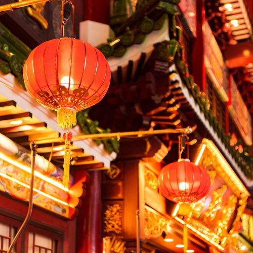 Lampadas japonesas vermelhas, iluminadas, numa casa ou templo japonês
