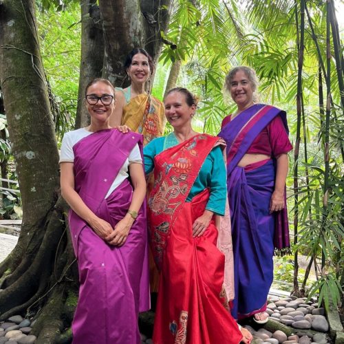 Quatro mulheres portuguesas vestidas com coloridos saris