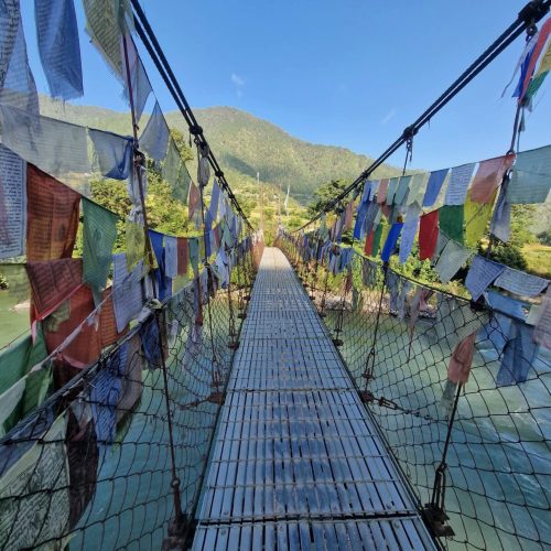 Ponte suspensa com bandeirinhas tibetanas