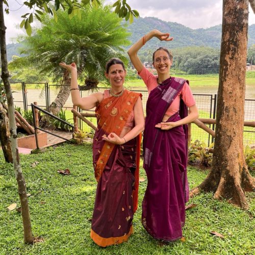 Duas portuguesas posam vestidas de sari e fazem gestos tradicionais indianos