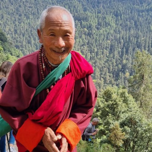 Homem butanês sorridente em peregrinação no Butão