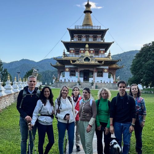 Grupo de Portugueses da macro Viagens junto a uma stupa no Butão