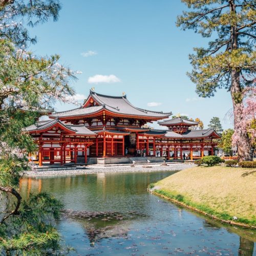 Um templo Budista vermelho no meio de um lago no japão