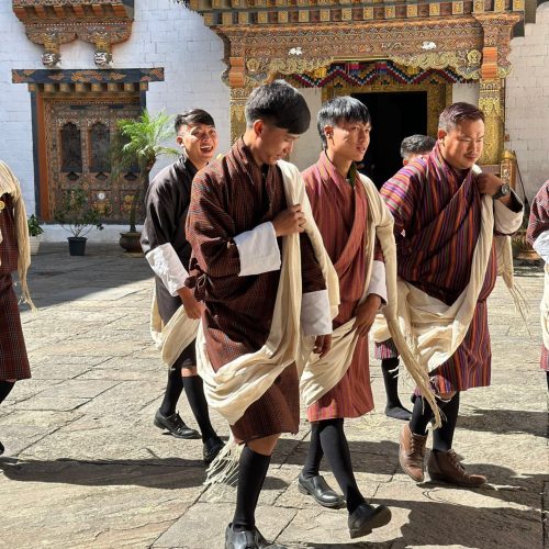 Homens com o traje oficial do Butão